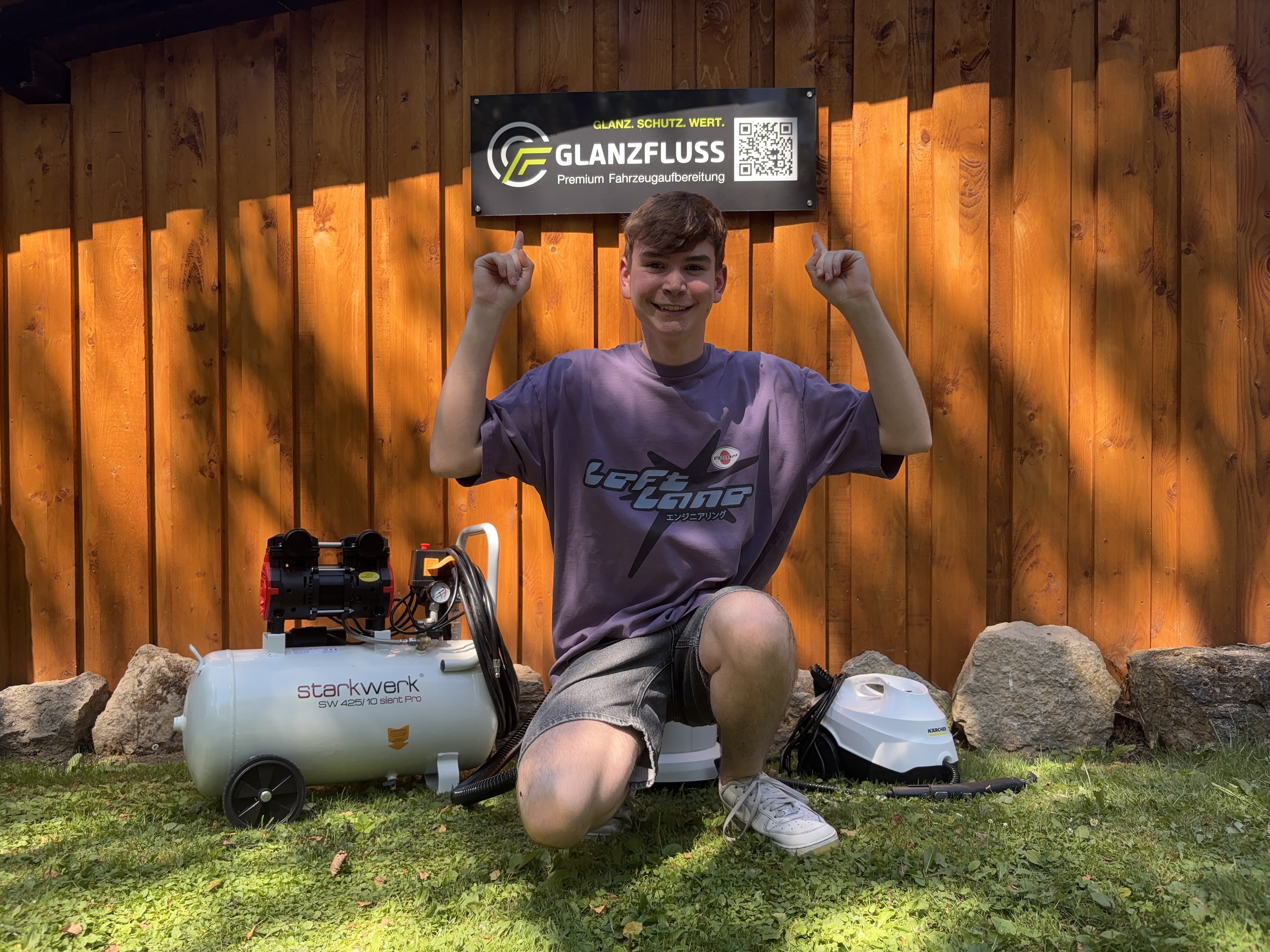 Philipp Dierkes, Inhaber von Glanzfluss, mit seinem Equipment vor dem Glanzfluss-Schild